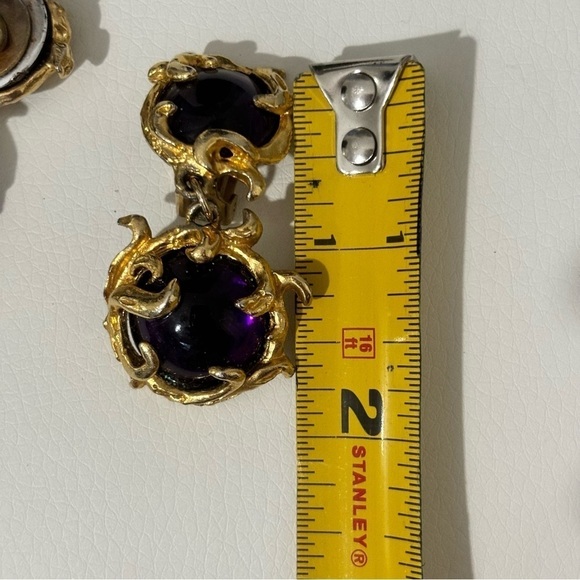 Vintage unsigned Ciner purple glass cabochon with its gold metal clipon earrings - Picture 7 of 7